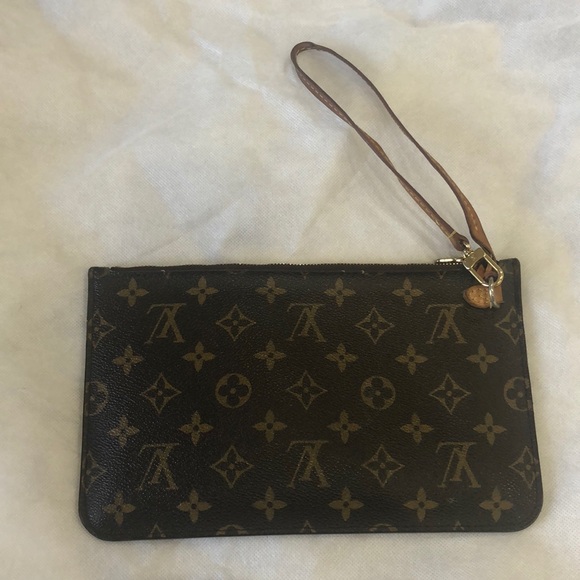 Louis Vuitton wristlet - Picture 2 of 11